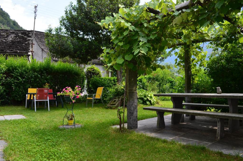 Hotel Garni Maggia Giumaglio エクステリア 写真